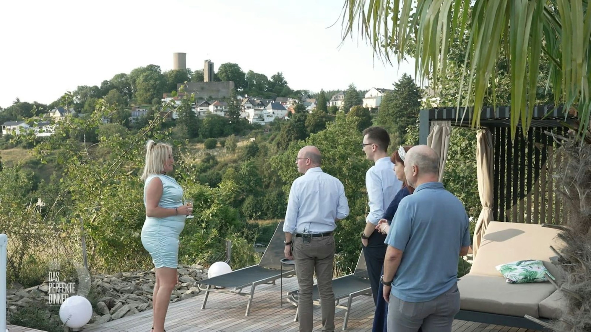 Volker, André, Carola und Andi (von linkns) staunen über Kingas selbstgebaute Gartenoase mit Blick auf die Burg.
 (Bild: RTL)