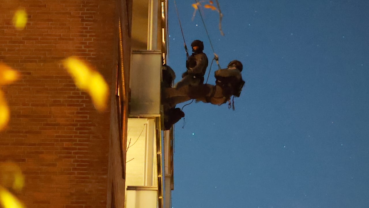 Hamburg: Polizei stürmt Hochhaus und rettet Frau | Regional