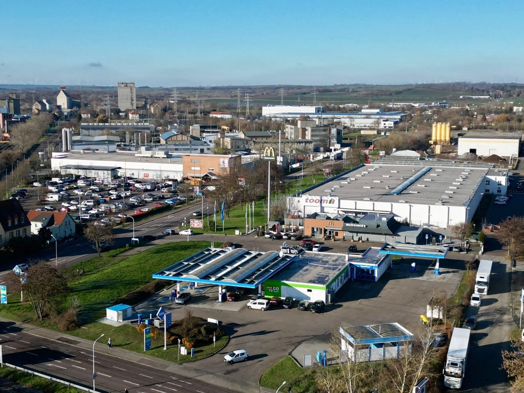 Gewerbegebiet Trotha: Kaufland und Toom-Baumarkt sind Nachbarn. Eine Baustelle in der Döckritzer Straße hat beide überrascht.