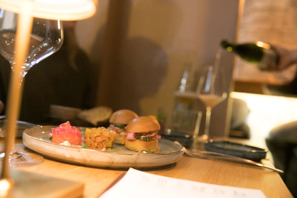 In der Weinträne werden auch Flammlachs, Gorgonzola-Törtchen oder Rinderfilet serviert.