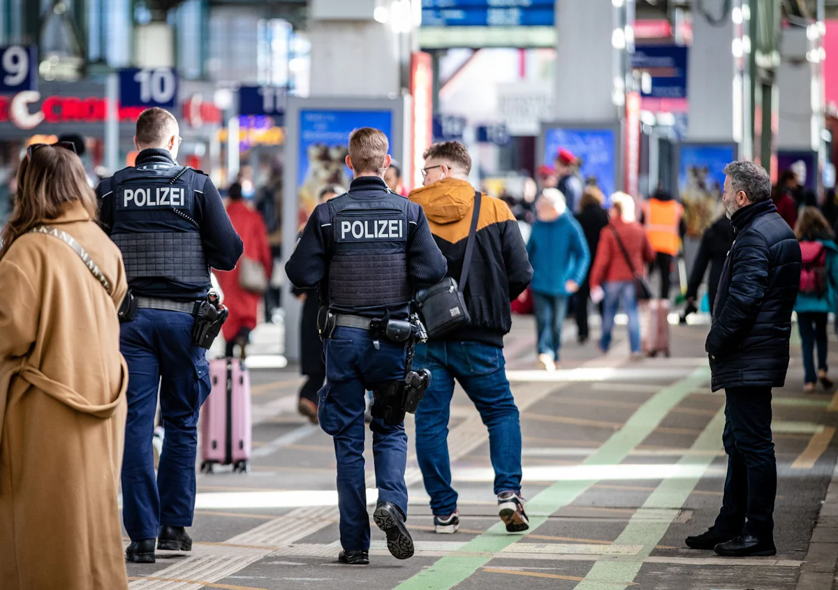 Sicherheit - An diesen Bahnhöfen ist am Wochenende mehr Polizei zu sehen - Panorama