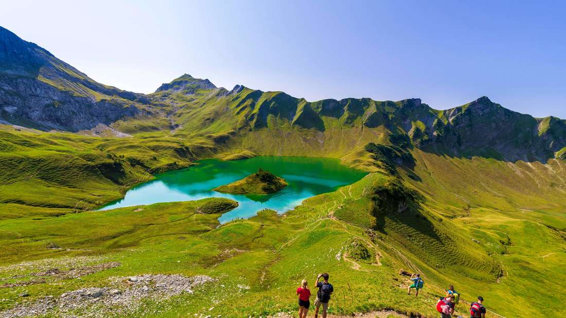 Der Schrecksee in den Allgäuer Alpen zählt zu den schönsten Seen in Bayern – ist aber ob der eher schweren Wanderung dorthin ziemlich einsam. Diese Kombination qualifiziert den Schrecksee als Geheimtipp, der sich auch wirklich lohnt. Denn er ist eingelassen in ein Tal grüner Wiesen, umgeben von steilen Bergen – ein tolles Panorama.