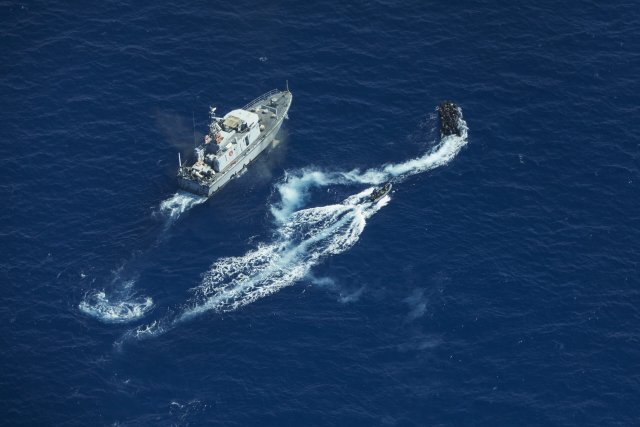 Die sogenannte libysche Küstenwache verfolgt und schießt auf ein Boot mit Geflüchteten im Mittelmeer.