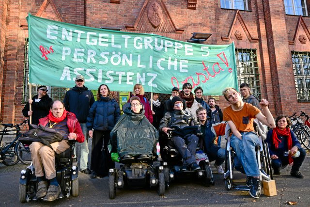 Die Besetzung ist beendet, aber der Kampf geht weiter: Menschen mit Behinderung kämpfen um eine faire Bezahlung von Persönlichen Assistenzen.