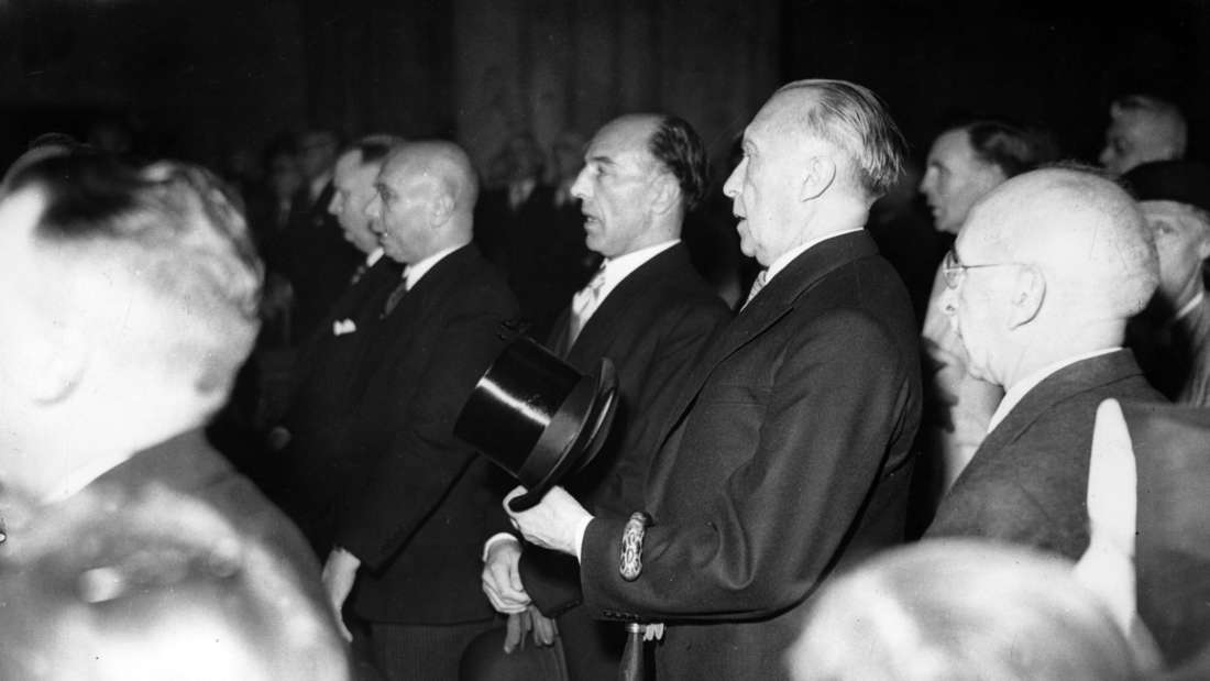 Bundeskanzler Konrad Adenauer (mit Zylinder, CDU), Bundesratspräsident Karl Arnold (l, CDU) und Fritz Schäffer (r, CSU) bei der feierlichen Eröffnungssitzung des Deutschen Bundestages am 07.09.1949 in Bonn.