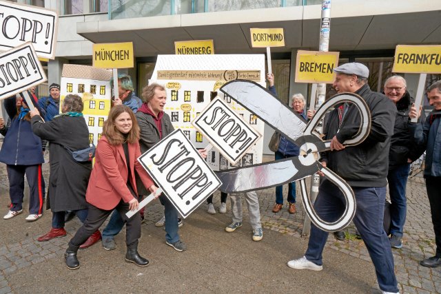 Auch die Bezirksbürgermeisterin von Friedrichshain-Kreuzberg, Clara Hermann (Grüne, rote Jacke), ist gegen Eigenbedarfskündigungen.