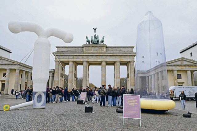 Sexuelle Selbstbestimmung – Kondom am Brandenburger Tor: Berlin empfängt Pariser