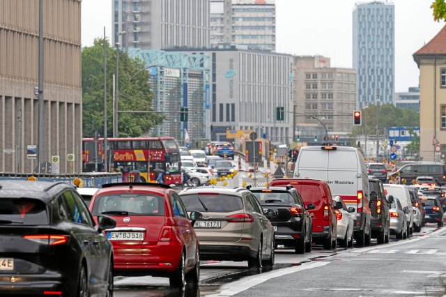 Sollte »Berlin Autofrei« mit seinem Volksbegehren erfolgreich sein, könnten Staus wie hier an der Leipziger Straße Mitte Geschichte sein.