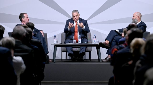 Im Namen der Meinungsfreiheit: Holger Friedrich (rechts), Eigentümer der »Berliner Zeitung«, im Talk mit Ungarns Ministerpräsident Viktor Orbán (Mitte).
