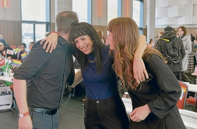 Endlich mal Grund zum Feiern: Die Linkspartei stellt sich geschlossen hinter Spitzenkandidatin Elif Eralp.