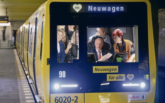Im September besichtigte der Regierende Bürgermeister Kai Wegner die neuen U-Bahnwägen der Baureihe JK.
