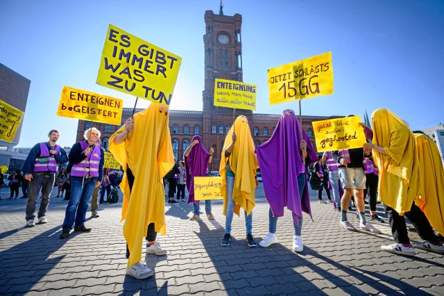Die Enteignung großer Wohnungskonzerne in Belrin hat in Berlin eine Mehrheit.