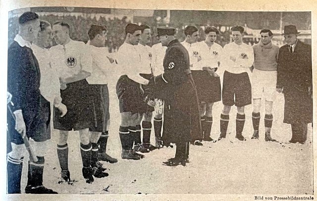 Glühender Nazi: Oskar Glöckler, Fußball-Gauführer Berlin-Brandenburg, mit Spielern der Berliner Auswahl 1935