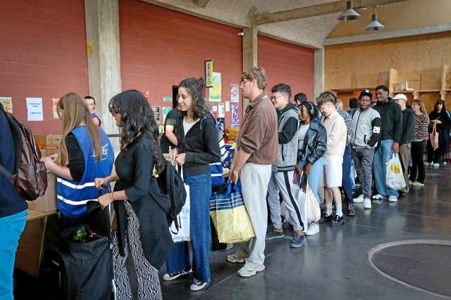 Armut hat viele Gesichter: Lebensmittelausgabe an Studenten im nordfranzösischen Lille