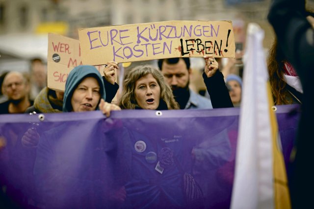Beschäftigte von sozialen Einrichtungen demonstrieren gegen schwarz-rote Kürzungspolitik.