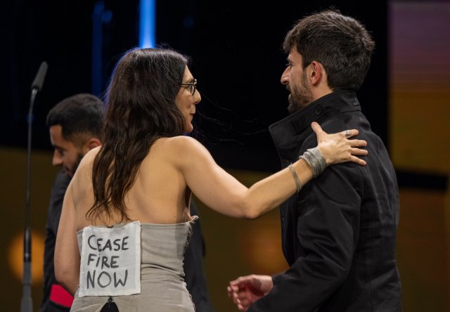 Ein Jurymitglied verleiht 2024 den Preis für den besten Dokumentarfilm an Yuval Abraham und Basel Adra. Abraham (rechts) kritisierte »Apartheid« in seinem Land – das löste einen Shitstorm gegen den Israeli aus.