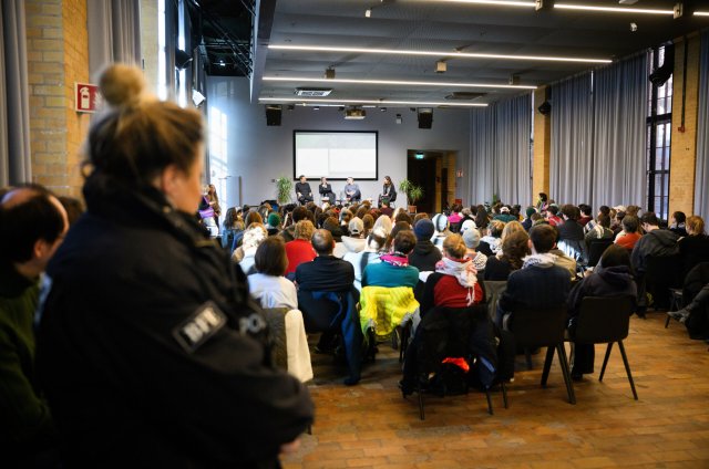 Selbst nach einer Verlegung einer Veranstaltung mit Francesca Albanese und anderen renommierten Gästen in private Räumlichkeiten in Berlin erzwingt die Polizei eine Beobachtung.