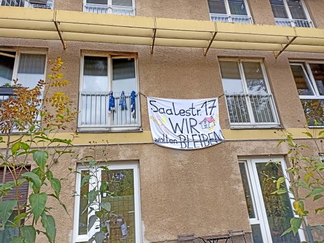 Die Bewohner*innen der »Saale« wollen nicht ausziehen – der Bezirk Neukölln will die Unterkunft jedoch schließen.