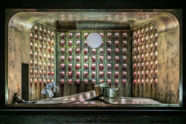 Sie hat es gewiss nicht leicht: Nicole Chevalier als Salome in weißer, atemraubender Haube