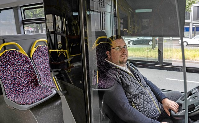 Hohes Verkehrsaufkommen und ständiger Stress wegen Verspätungen: Busfahrer*in in Berlin zu sein, ist kein leichter Job.