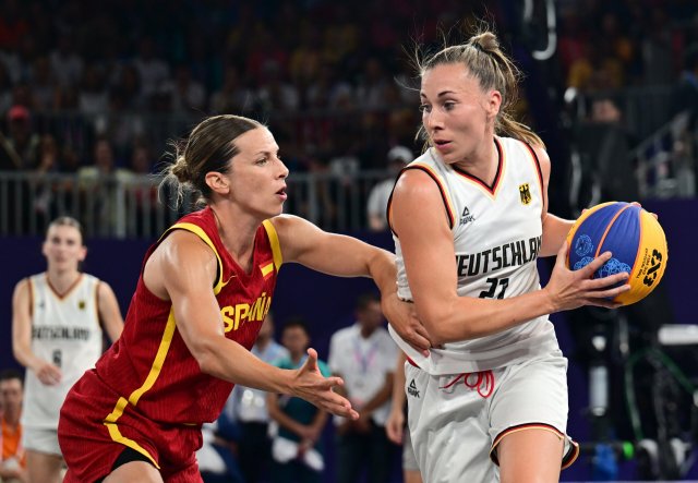 Svenja Brunckhorst (r.) im Drei-gegen-Drei-Basketball-Finale gegen Spanien bei den Olympischen Sommerspielen von Paris im Jahr 2024.