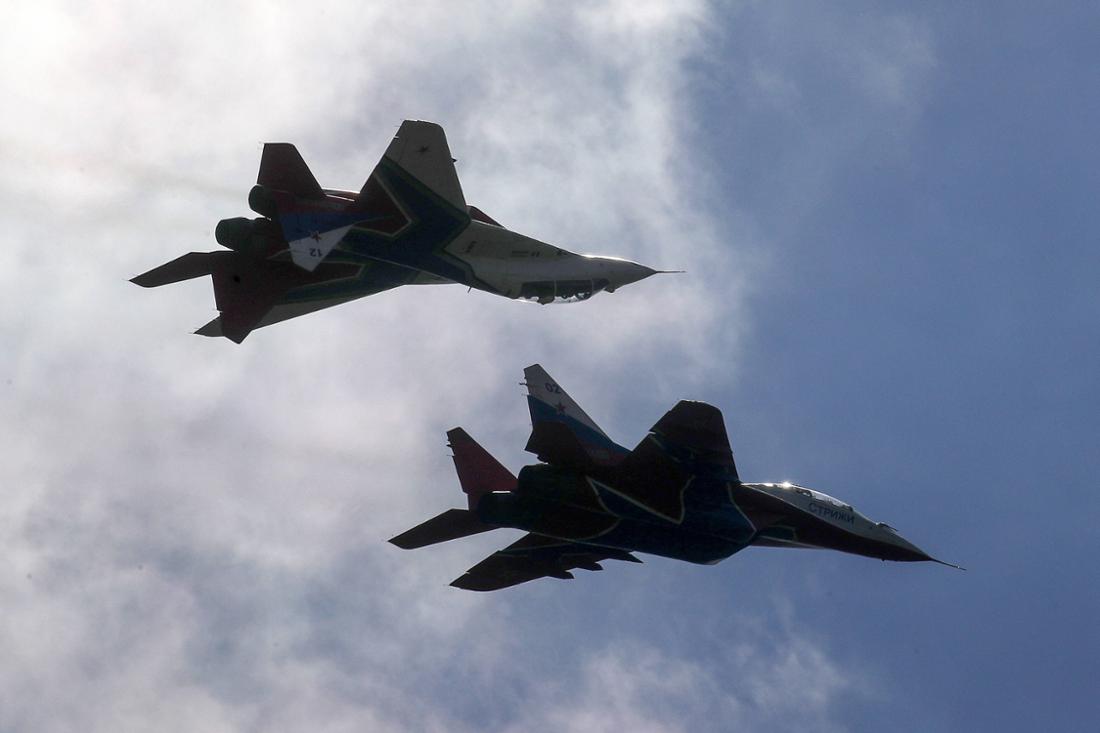 Zwei russische MiG-29-Kampfjets während einer Flugshow bei Moskau.