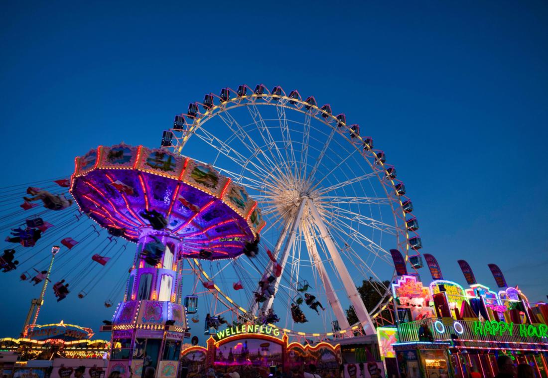 Verschiedene Fahrgeschäfte auf einer Kirmes.
