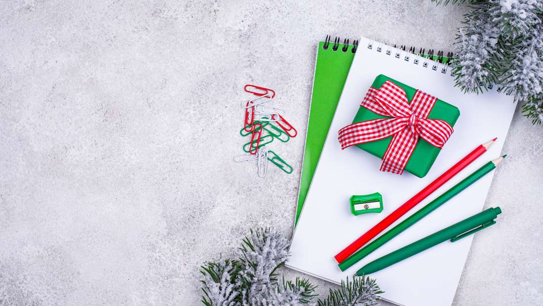 Schlagen Sie den Austausch von Wichtelgeschenken unter Familie und Freunden vor. 