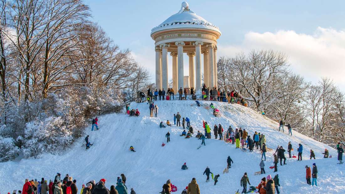 Zum Schlittenfahren muss man nicht immer Richtung Berge fahren. Auch in München ist im Winter Rodelspaß für Groß und Klein geboten. Im Bild stürzen sich Kinder den Hang am Monopteros im Englischen Garten hinunter. 