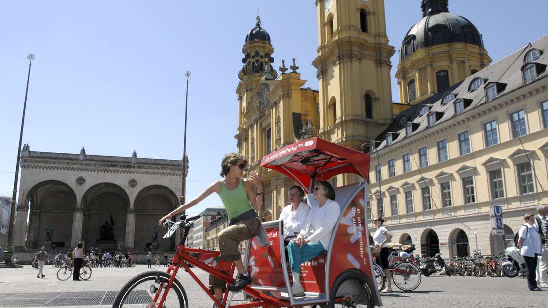 Mit der Rikscha die Münchner Innenstadt entdecken: Das ist nicht nur etwas für Touristen. Auch alteingesessene Münchner werden durch eine Rikscha-Fahrt unbekannte Ecken der Stadt entdecken. Egal ob Marienplatz oder Monopteros. Bei einer Rikscha-Fahrt durch die Innenstadt entgeht München-Liebhabern keine Sehenswürdigkeit. Fahrten kann man online buchen oder aber man steigt einfach in eine der vielen Münchner Rikschas ein.