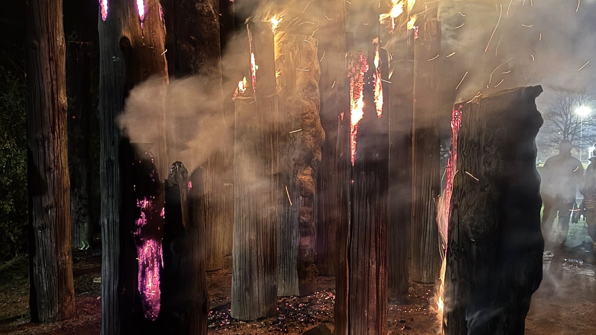 Kunstaktion in Tuttlingen: Künstler verbrennt „Metamorphose“