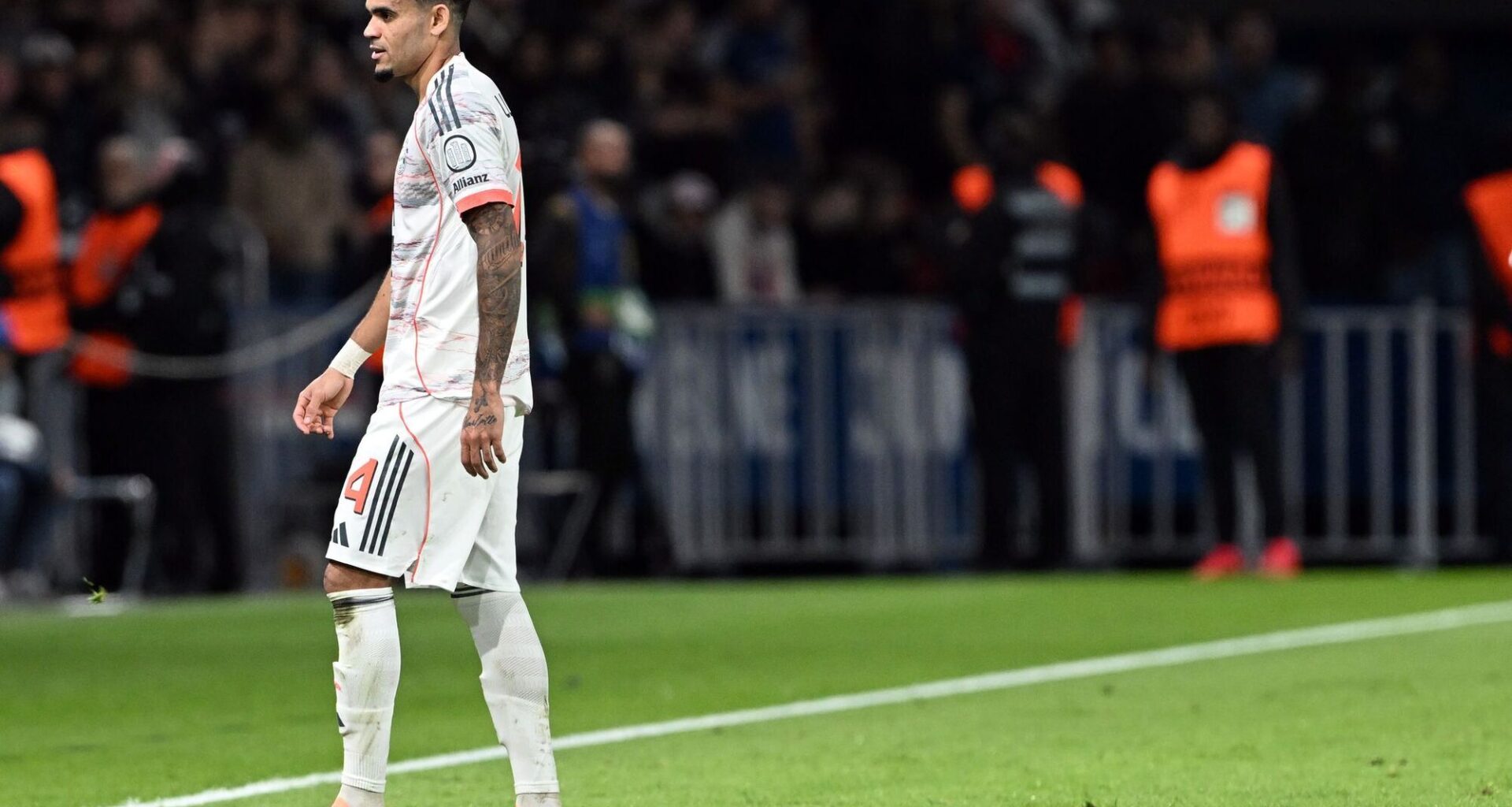 Drei Spiele-Sperre: Bayern in Königsklasse lange ohne Díaz - Nachrichten aus Deutschland