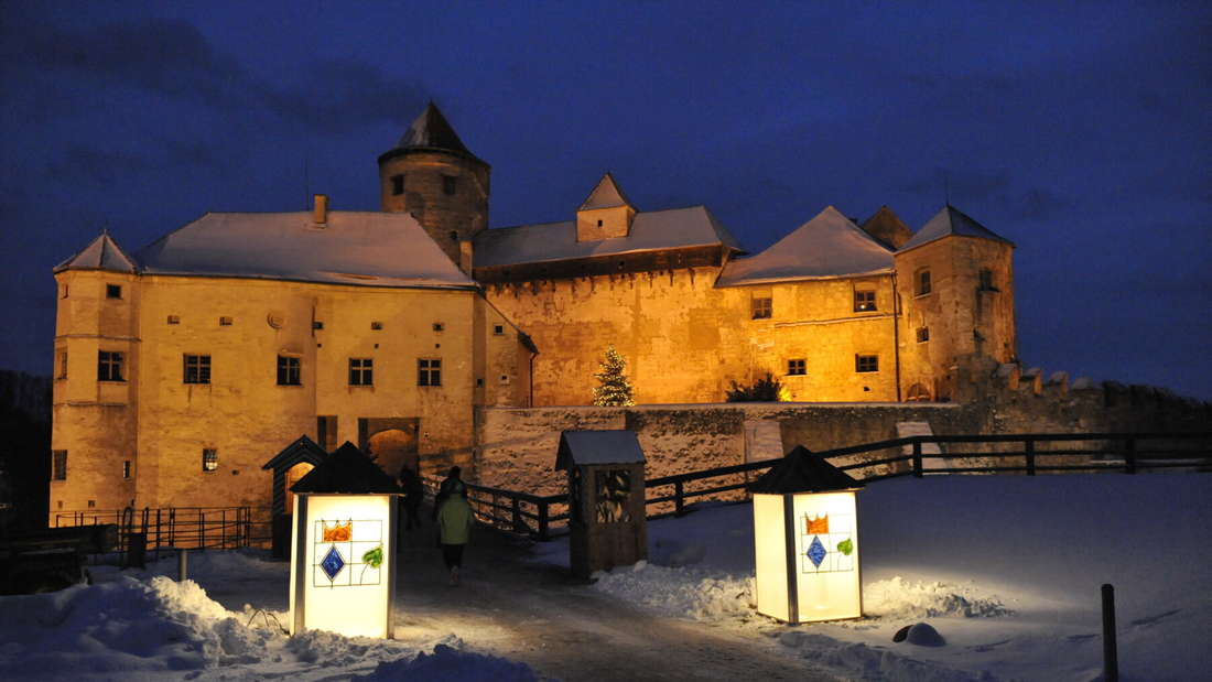 Die Burghauser Burgweihnacht findet auf der längsten Burg Europas statt. Vom 13. bis 15. Dezember können Groß und Klein hier Christbaumschmuck und Krippenfiguren bestaunen.