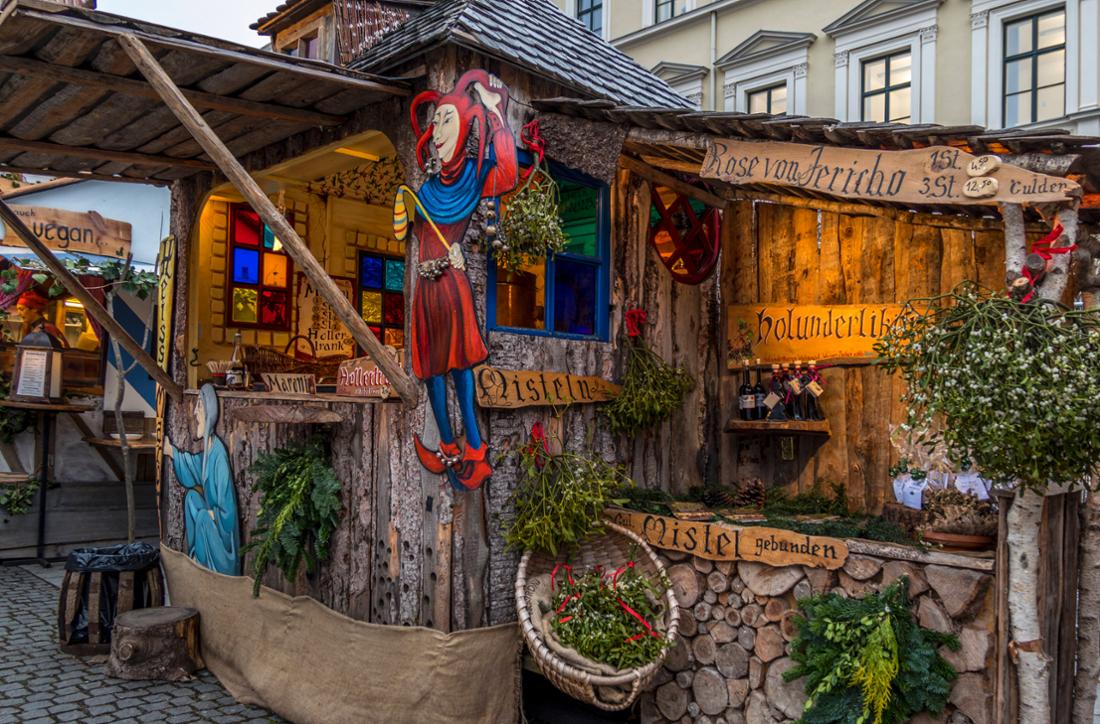 Mittelalterlich geschmückt mit Gauklern und Holzschilden versetzten die Stände die Besucher in eine andere Zeit.