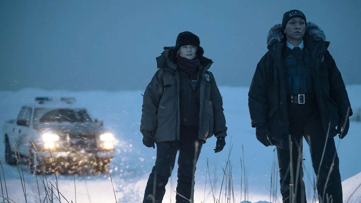 Klirrende Kälte, heiße Spannung: Winter-Krimis für gemütliche Couchabende