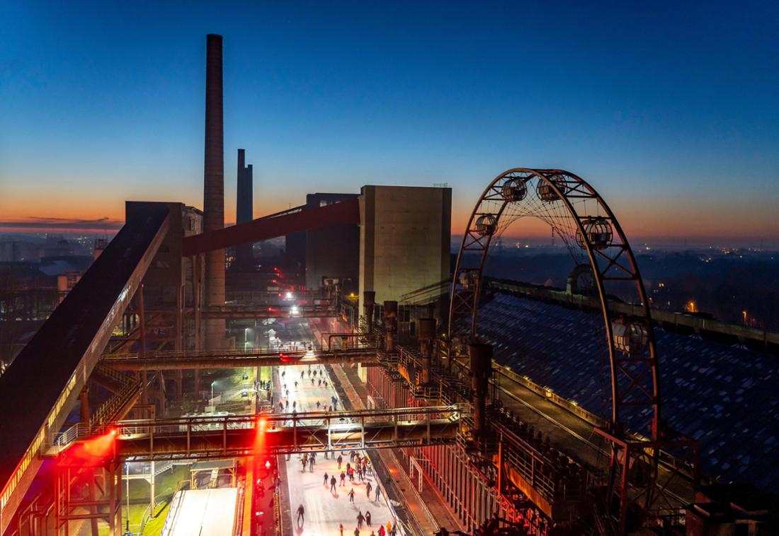 Eisbahn auf der Zeche Zollverein bei Sonnenuntergang