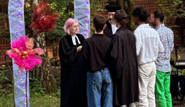 „Was sollte Gott dagegen haben“: Pfarrerin traut 4 Männer miteinander | Regional