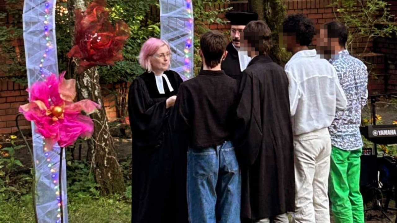 „Was sollte Gott dagegen haben“: Pfarrerin traut 4 Männer miteinander | Regional