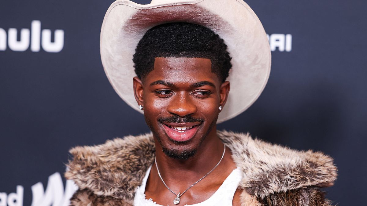 Optimistisch nach Klinikaufenthalt: Lil Nas X erscheint lächelnd vor Gericht