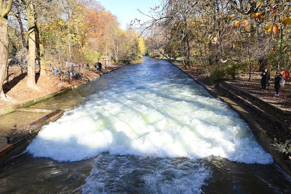 Keine Welle, keine Surfer: lediglich schäumendes Weißwasser ist an der Prinzregentenstraße zu sehen.