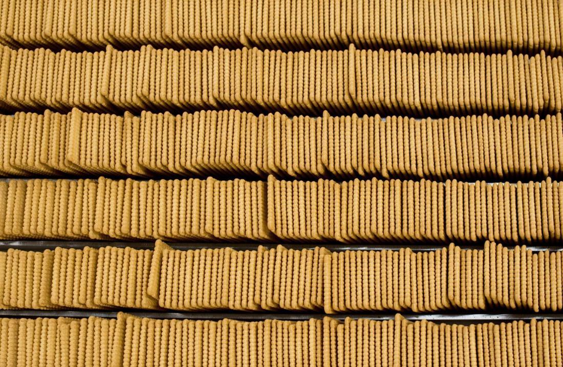 Butterkekse laufen über ein Fließband