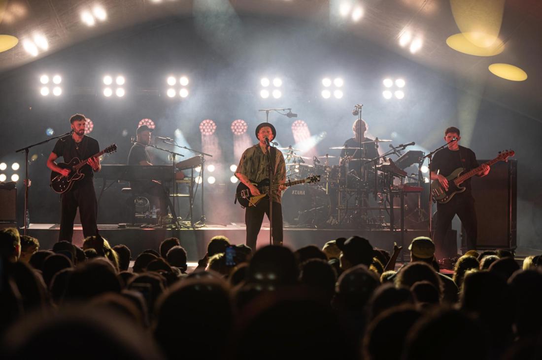 Lange haben treue Fans den Auftritt von Johannes Oerding beim Bassum Open Air 2025 herbeigesehnt. An der Freudenburg sorgte der Popstar für ausgelassene Stimmung – bis er wetterbedingt den Abbruch seines Konzerts verkünden musste. 