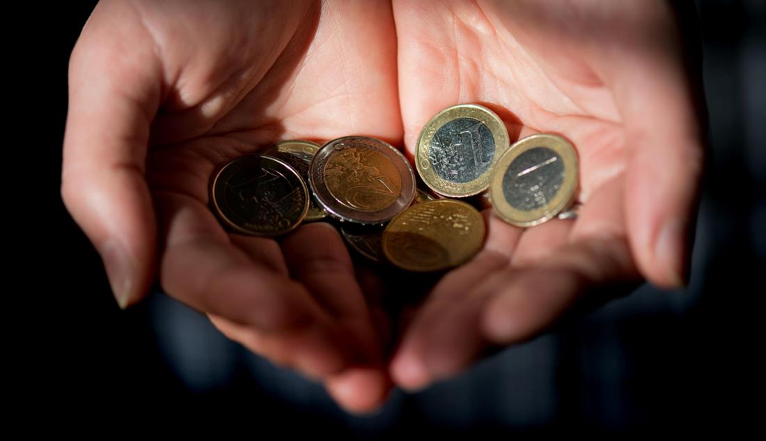 ine Frau hält am 26.02.2015 in Dresden (Sachsen) 8,50 Euro in Münzen in den Händen