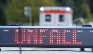 Radfahrer fährt frontal gegen Hauswand – und wird schwer verletzt