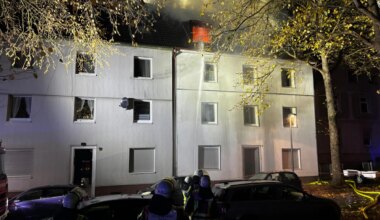 Bochum - Wohnhaus in Flammen - Bewohner retten sich auf Dachkante - Panorama