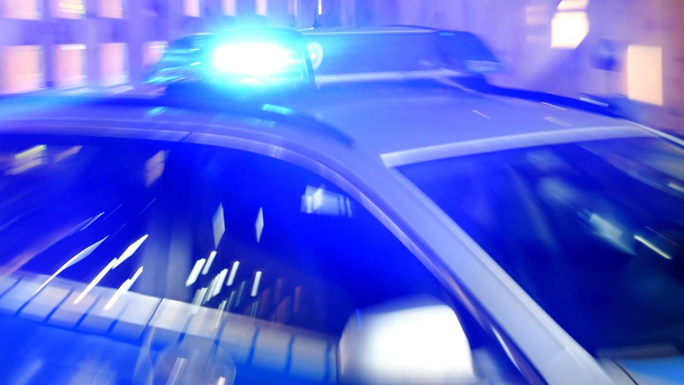 ARCHIV - 06.08.2015, Schleswig-Holstein, Flensburg: Ein Streifenwagen der Polizei steht mit eingeschaltetem Blaulicht auf der Straße. (Symbolfoto) (zu dpa: „Falsche Zivilpolizisten überfallen 16-Jährigen in Bremen“) Foto: Carsten Rehder/dpa +++ dpa-Bildfunk +++