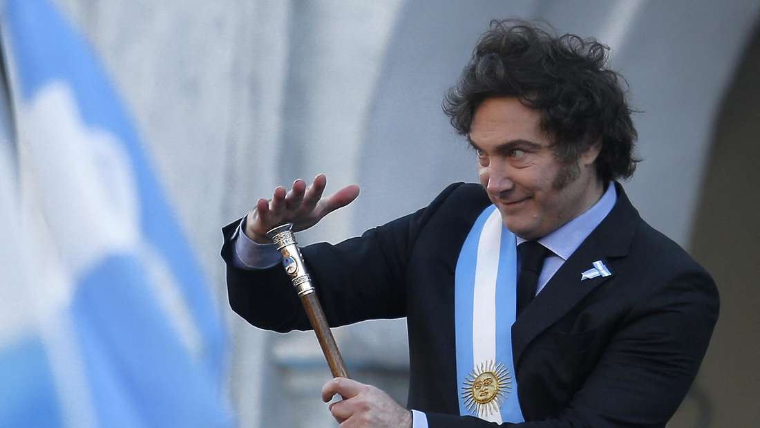 Javier Milei (seit dem 10. Dezember 2023 Präsident Argentiniens) inszeniert sich als populistischer Revolutionär mit der Kettensäge als Symbol seiner radikalen Sparpolitik.