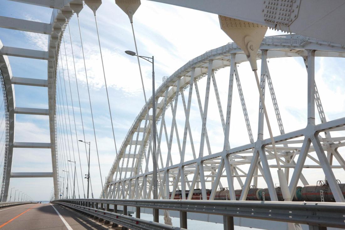 Die Kertsch-Brücke, die die Krim mit Russland verbindet, in einer Nahaufnahme ihrer Brückenbögen.