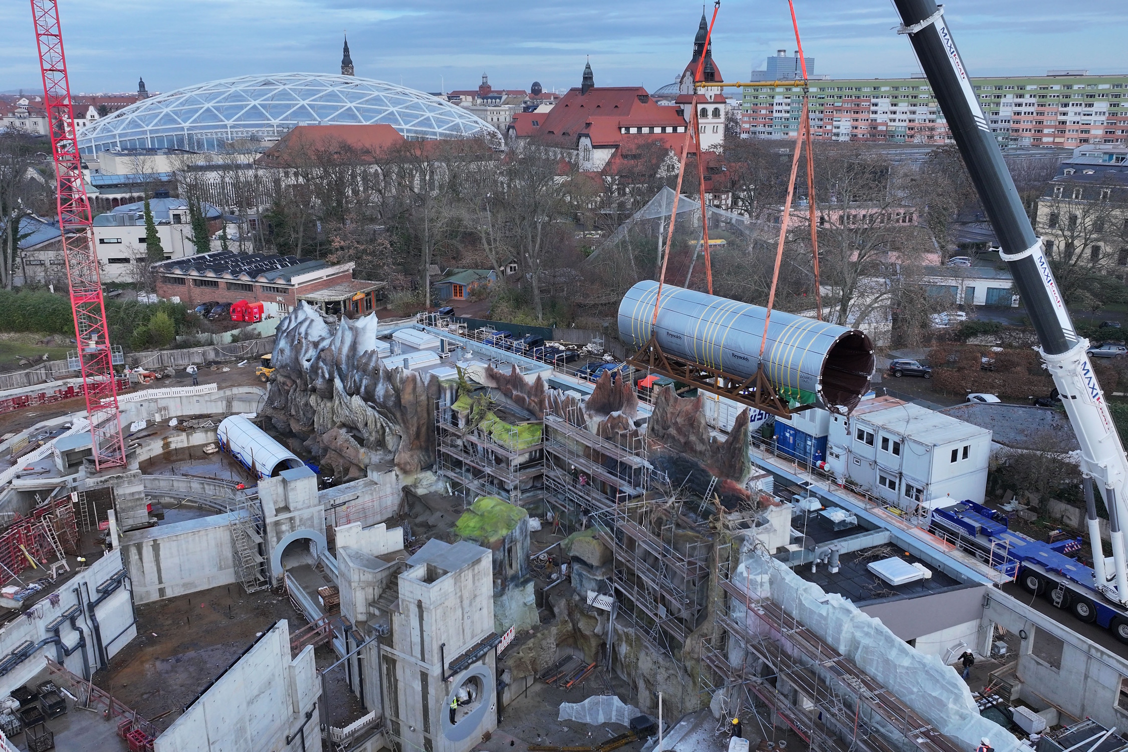 Das nächste Teilstück für den Tunnel im Feuerland wird per Kran eingehoben. Foto: Zoo Leipzig