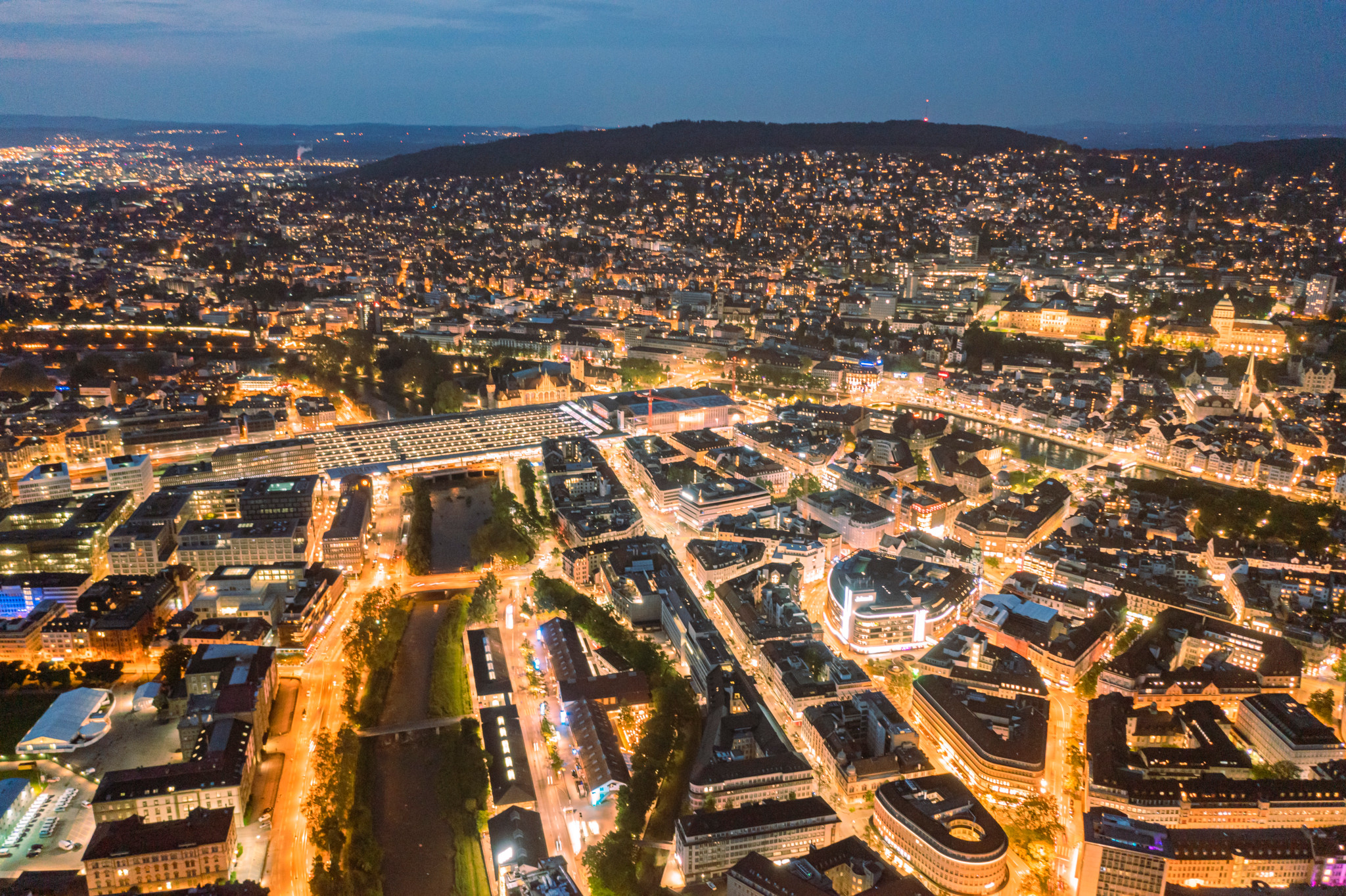 Nächtliche Luftaufnahme von Zürich, erleuchtet von Strassenlaternen und Gebäuden, mit vielen Lichtern, 03.06.2021.
